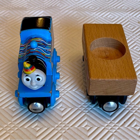 2012 Thomas & Friends Wooden Railway Train Happy Birthday Thomas W/Cargo No Cake - Picture 3 of 7